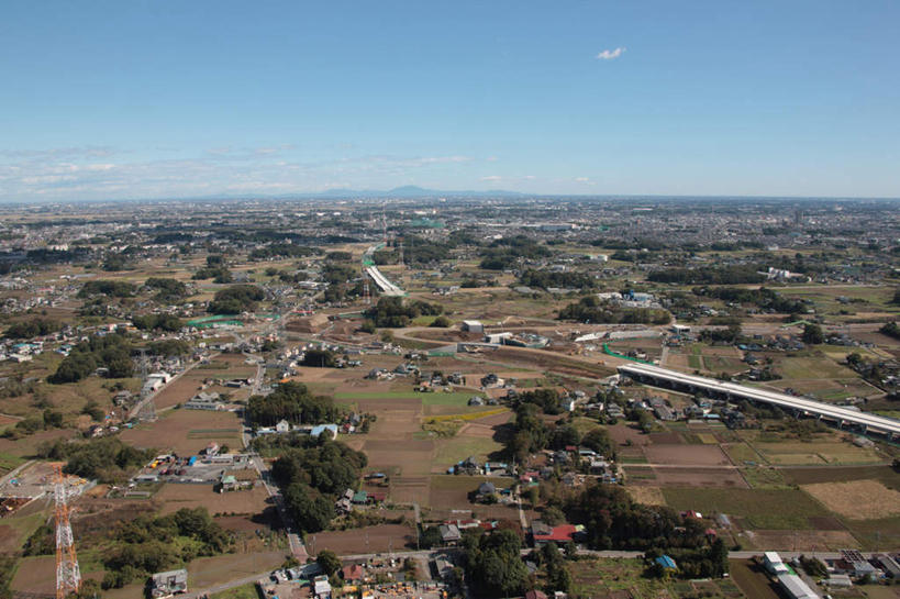 无人,家,农田,横图,全景,俯视,航拍,室外,白天,旅游,度假,农业,庄稼,农作物,美景,树林,天际线,植物,别墅,城市风光,城市,道路,建筑,路,公路,日本,亚洲,阴影,光线,影子,房屋,屋子,稻田,地平线,景观,云,云朵,公寓,建筑群,辽阔,地面,交通,云彩,娱乐,建设,洋房,楼房,住宅,树,树木,蓝色,绿色,白云,蓝天,天空,阳光,自然,天,享受,休闲,景色,放松,生长,晴朗,成长,一望无际,鸟瞰,延伸,东亚,本州,关东地方,本州岛,日本国,天地相交,崎玉,崎玉县,晴空,马路,彩图,高角度拍摄,耕地,庄稼田,房子