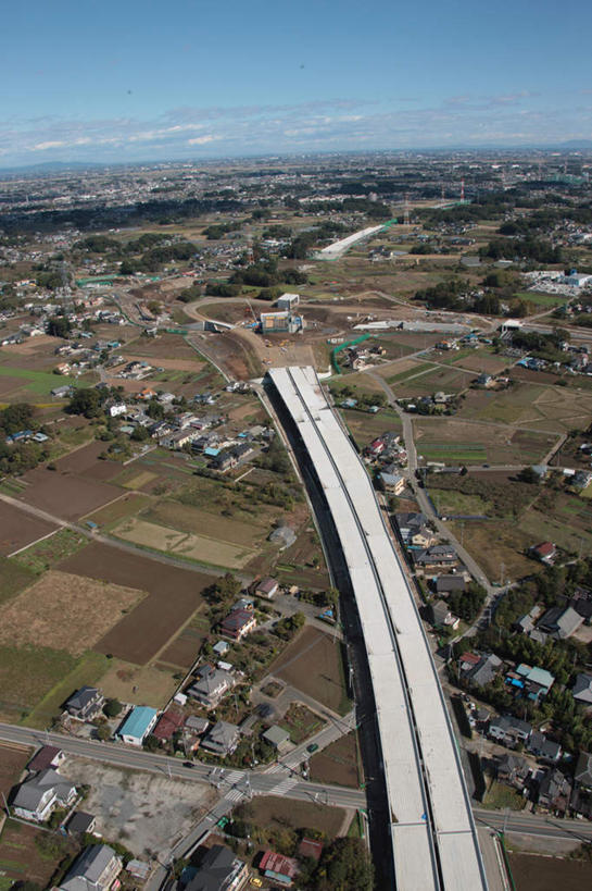 无人,家,农田,栏杆,竖图,全景,俯视,航拍,室外,白天,旅游,度假,农业,庄稼,农作物,草地,草坪,美景,山,山脉,树林,天际线,植物,别墅,城市风光,城市,道路,建筑,路,公路,日本,亚洲,阴影,朦胧,模糊,光线,影子,栅栏,房屋,屋子,稻田,地平线,景观,篱笆,山峰,云,云朵,公寓,建筑群,围栏,辽阔,地面,交通,山峦,云彩,娱乐,建设,洋房,护栏,楼房,住宅,草,树,树木,黄色,蓝色,绿色,白云,蓝天,天空,阳光,自然,群山,天,享受,休闲,景色,放松,生长,晴朗,成长,一望无际,铲车,鸟瞰,延伸,东亚,本州,关东地方,本州岛,日本国,天地相交,崎玉,崎玉县,晴空,马路,彩图,高角度拍摄,耕地,庄稼田,房子