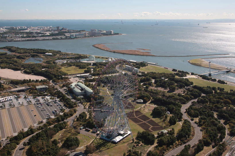 无人,家,横图,全景,俯视,航拍,室外,白天,旅游,度假,草地,草坪,海浪,海洋,美景,树林,天际线,植物,别墅,城市风光,城市,道路,建筑,路,公路,东京,日本,亚洲,阴影,光线,影子,房屋,屋子,景观,浪花,水平线,云,云朵,公寓,建筑群,摩天轮,辽阔,交通,海平线,云彩,娱乐,建设,洋房,楼房,住宅,草,树,树木,蓝色,绿色,白云,蓝天,天空,阳光,自然,海水,天,享受,休闲,广阔,景色,放松,生长,晴朗,成长,一望无际,鸟瞰,海景,东亚,本州,关东地方,本州岛,日本国,东京都,无边无际,一马平川,大海,海,海水的波动,晴空,马路,彩图,高角度拍摄,房子,水天相接,水天一线