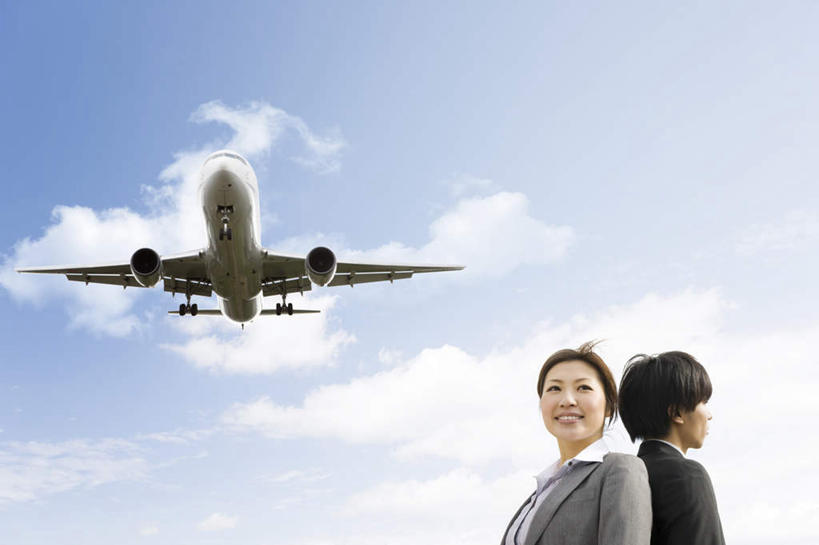 东方人,两个人,伙伴,朋友,商务人士,商务男性,商务女性,站,笑,微笑,露齿笑,横图,室外,白天,仰视,衬衫,西装,友谊,合作,团队,飞机,亚洲,飞翔,阴影,套装,正装,飞行,光线,影子,云,云朵,交通,翱翔,云彩,注视,职业装,黄种人,航空,飞舞,蓝色,黑色,灰色,白云,蓝天,天空,阳光,交通工具,天,观察,看,靠,靠着,站着,战略,运输,晴朗,观看,察看,航行,客机,关注,飘动,载具,商务装,工薪阶层,联合,合谋,遨游,漫游,配合,协作,男人,男性,年轻男性,年轻女性,女人,女性,亚洲人,白领,上班族,晴空,站立,半身,彩图,低角度拍摄,衬衣