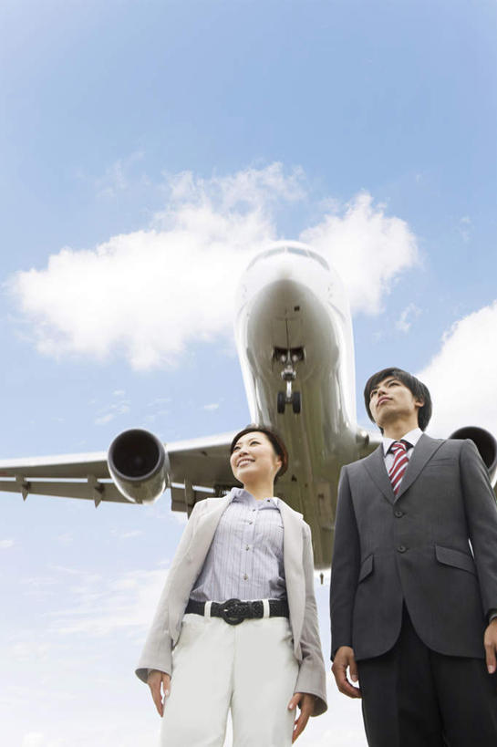 东方人,两个人,伙伴,朋友,商务人士,商务男性,商务女性,站,笑,微笑,露齿笑,竖图,室外,白天,仰视,衬衫,西装,友谊,合作,团队,飞机,亚洲,飞翔,阴影,套装,正装,朦胧,模糊,飞行,光线,影子,云,云朵,交通,翱翔,云彩,注视,职业装,黄种人,航空,飞舞,蓝色,黑色,灰色,白云,蓝天,天空,阳光,交通工具,天,观察,看,站着,战略,运输,晴朗,观看,察看,航行,客机,关注,飘动,载具,商务装,工薪阶层,联合,合谋,遨游,漫游,配合,协作,男人,男性,年轻男性,年轻女性,女人,女性,亚洲人,白领,上班族,晴空,站立,半身,彩图,低角度拍摄,衬衣