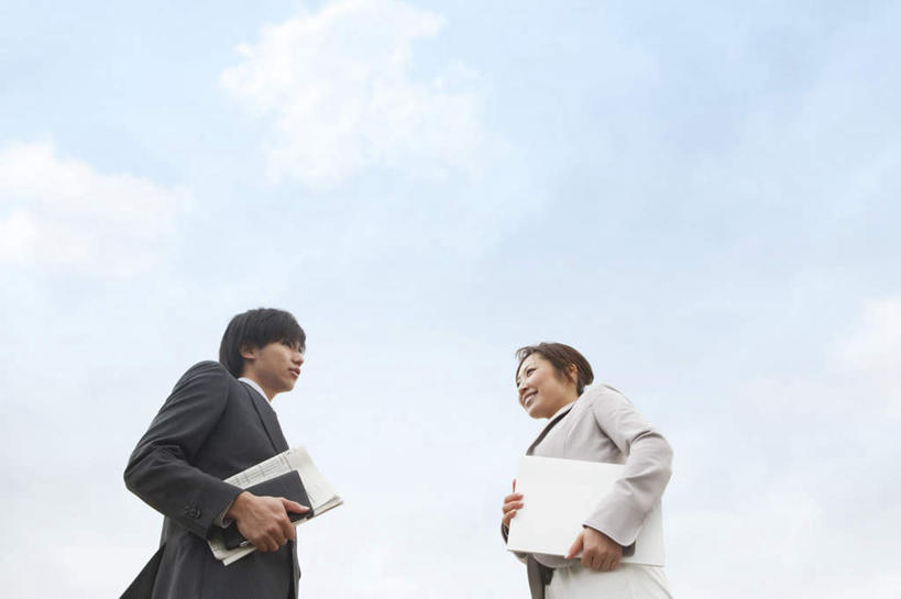 东方人,两个人,伙伴,朋友,商务人士,商务男性,商务女性,站,笑,微笑,露齿笑,横图,室外,白天,仰视,衬衫,友谊,合作,团队,亚洲,握,阴影,套装,光线,影子,云,云朵,拿,云彩,拿着,注视,黄种人,蓝色,白云,蓝天,天空,阳光,天,观察,看,站着,战略,握着,晴朗,观看,察看,关注,商务装,工薪阶层,联合,合谋,配合,协作,男人,男性,年轻男性,年轻女性,女人,女性,亚洲人,白领,上班族,晴空,站立,半身,彩图,低角度拍摄,衬衣