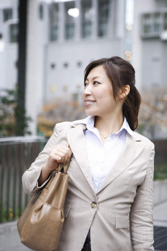 东方人,一个人,商务人士,商务女性,高楼大厦,站,竖图,室外,白天,正面,度假,美景,城市风光,标志建筑,城市,大厦,地标,建筑,摩天大楼,亚洲,仅一个年轻女性,仅一个女性,仅一个人,握,阴影,套装,朦胧,模糊,光线,包,影子,景观,拿,拿着,注视,黄种人,娱乐,建设,阳光,观察,看,站着,享受,休闲,景色,放松,握着,观看,察看,关注,商务装,工薪阶层,提包,年轻女性,女人,女性,亚洲人,白领,上班族,站立,半身,彩图,大楼,高层建筑,高楼,摩天楼