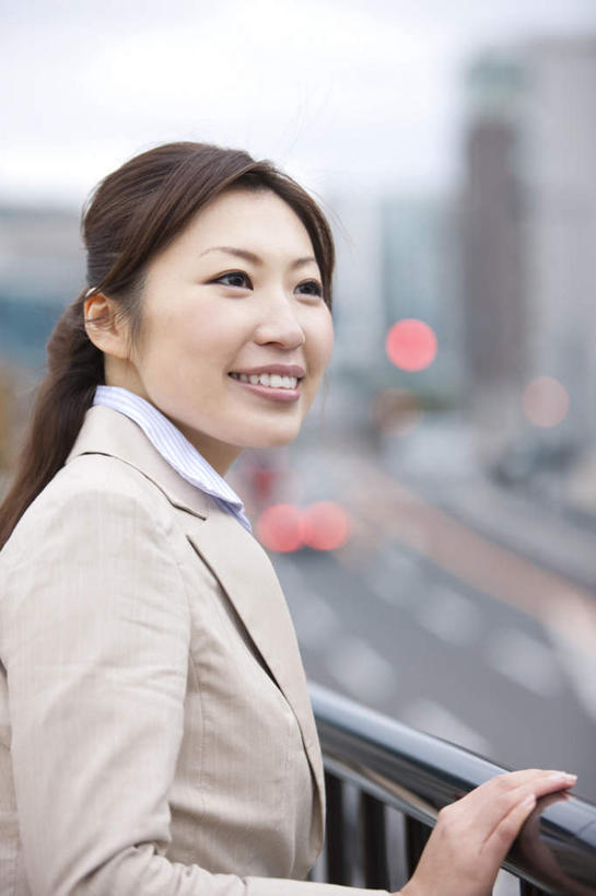 东方人,一个人,商务人士,商务女性,高楼大厦,栏杆,站,笑,微笑,露齿笑,竖图,室外,白天,侧面,度假,美景,城市风光,标志建筑,城市,大厦,地标,建筑,摩天大楼,日本,亚洲,仅一个年轻女性,仅一个女性,仅一个人,阴影,套装,朦胧,模糊,光线,影子,栅栏,景观,篱笆,围栏,注视,黄种人,娱乐,建设,护栏,阳光,扶,观察,看,站着,享受,休闲,景色,放松,观看,察看,扶着,关注,商务装,工薪阶层,东亚,日本国,年轻女性,女人,女性,亚洲人,白领,上班族,站立,半身,彩图,大楼,高层建筑,高楼,摩天楼