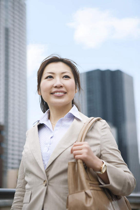 东方人,一个人,商务人士,商务女性,高楼大厦,栏杆,站,笑,微笑,露齿笑,竖图,室外,白天,仰视,度假,美景,城市风光,标志建筑,城市,大厦,地标,建筑,摩天大楼,日本,亚洲,仅一个年轻女性,仅一个女性,仅一个人,阴影,套装,朦胧,模糊,光线,包,影子,栅栏,景观,篱笆,云,云朵,围栏,云彩,注视,黄种人,娱乐,建设,护栏,蓝色,白云,蓝天,天空,阳光,天,观察,看,站着,享受,休闲,景色,放松,晴朗,观看,察看,关注,商务装,工薪阶层,东亚,日本国,提包,年轻女性,女人,女性,亚洲人,白领,上班族,晴空,站立,半身,彩图,低角度拍摄,大楼,高层建筑,高楼,摩天楼