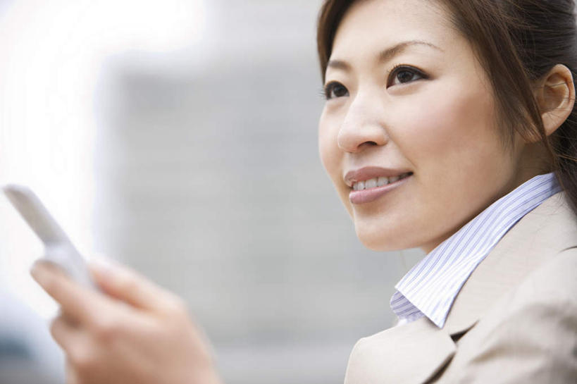 东方人,脸,头,脸颊,一个人,商务人士,商务女性,高楼大厦,坐,打电话,横图,室外,特写,白天,仰视,度假,美景,城市风光,标志建筑,城市,大厦,地标,建筑,摩天大楼,电话,手机,日本,亚洲,仅一个年轻女性,仅一个女性,仅一个人,握,阴影,套装,朦胧,模糊,光线,包,影子,景观,拿,拿着,注视,黄种人,娱乐,通讯设备,建设,肩膀,阳光,观察,看,享受,休闲,景色,放松,握着,观看,察看,关注,商务装,工薪阶层,东亚,日本国,提包,交流,年轻女性,女人,女性,亚洲人,头部,脸部,脸蛋,面部,白领,上班族,沟通,通话,坐着,半身,彩图,低角度拍摄,大楼,高层建筑,高楼,摩天楼