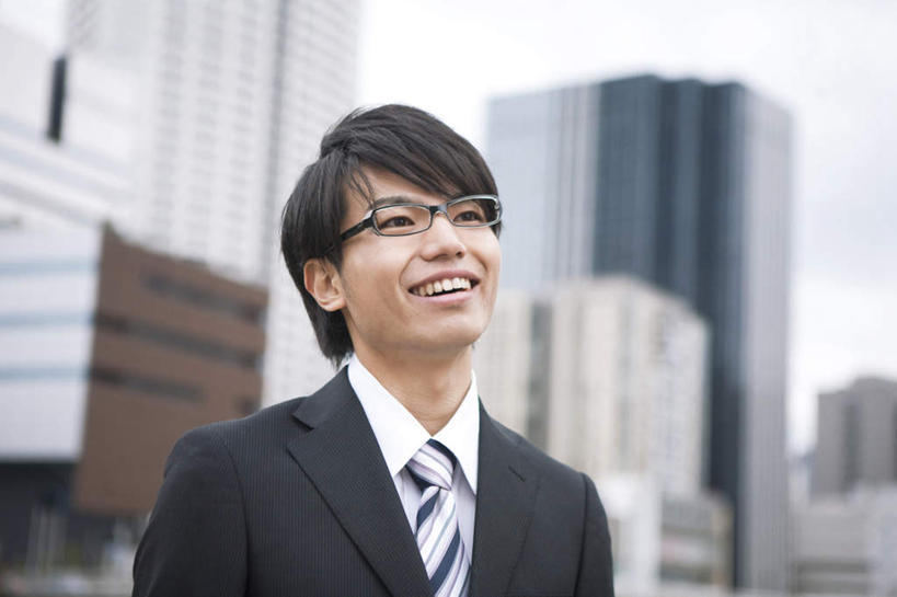 东方人,脸,头,脸颊,一个人,商务人士,商务男性,高楼大厦,站,笑,微笑,露齿笑,横图,室外,白天,仰视,衬衫,度假,美景,城市风光,标志建筑,城市,大厦,地标,建筑,摩天大楼,亚洲,仅一个男性,仅一个人,握,阴影,套装,朦胧,模糊,光线,眼镜,影子,景观,云,云朵,云彩,注视,黄种人,娱乐,鼓励,建设,肩膀,仅一个年轻男性,蓝色,白云,蓝天,天空,阳光,天,观察,加油,看,手势,握拳,站着,享受,休闲,景色,放松,打气,握着,晴朗,观看,察看,关注,鼓舞,商务装,近视眼镜,工薪阶层,男人,男性,年轻男性,亚洲人,头部,脸部,脸蛋,面部,白领,上班族,晴空,站立,半身,彩图,低角度拍摄,衬衣,大楼,高层建筑,高楼,摩天楼