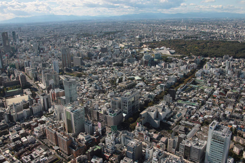 无人,高楼大厦,横图,俯视,航拍,室外,白天,度假,草地,草坪,美景,植物,城市风光,标志建筑,城市,大厦,地标,建筑,摩天大楼,东京,日本,亚洲,一片,阴影,光线,影子,地平线,景观,云,云朵,辽阔,地面,云彩,娱乐,建设,草,蓝色,绿色,白云,蓝天,天空,阳光,天,享受,休闲,景色,放松,晴朗,一望无际,鸟瞰,延伸,东亚,本州,关东地方,本州岛,日本国,东京都,天地相交,涩谷区,原宿,表参道,晴空,彩图,高角度拍摄,大楼,高层建筑,高楼,摩天楼