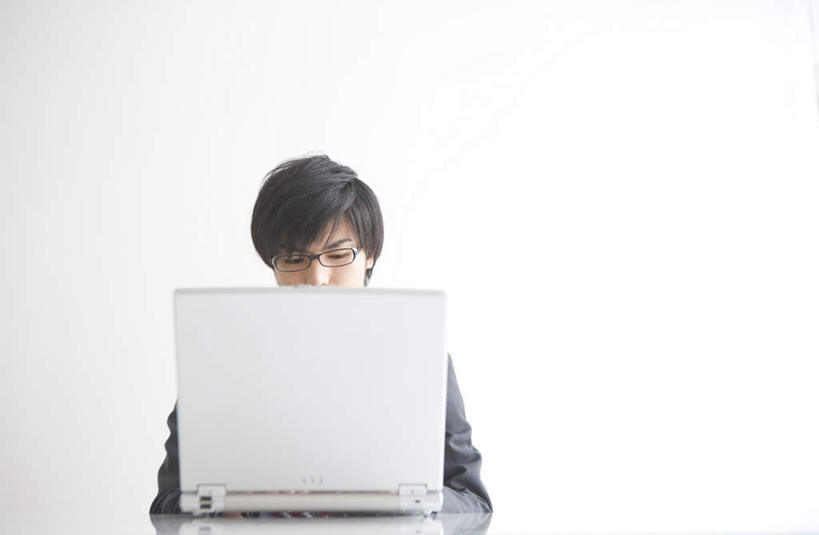 东方人,一个人,商务人士,商务男性,办公室,坐,横图,室内,白天,白色背景,正面,衬衫,电脑,笔记本电脑,家具,桌面,桌子,亚洲,仅一个男性,仅一个人,套装,网络,眼镜,办公桌,注视,黄种人,通讯设备,仅一个年轻男性,观察,看,摄影,影棚,观看,察看,无线,操作,关注,通信设备,商务装,无线网络,无线上网,便携式电脑,工薪阶层,办公家具,手提电脑,男人,男性,年轻男性,亚洲人,白领,上班族,坐着,半身,彩图,影棚拍摄,衬衣,拍摄