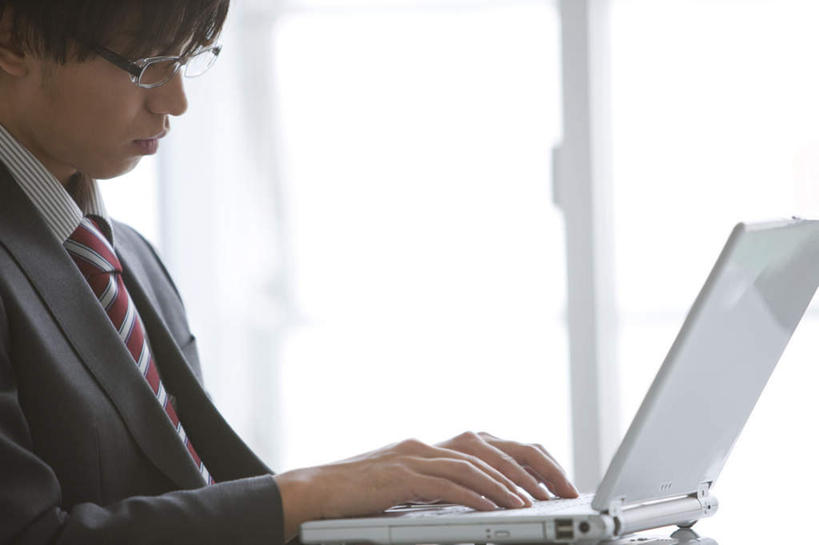 一个人,商务人士,商务男性,办公室,坐,横图,俯视,室内,白天,衬衫,电脑,笔记本电脑,窗户,玻璃,仅一个男性,仅一个人,套装,朦胧,模糊,网络,眼镜,注视,通讯设备,玻璃窗,玻璃制品,仅一个年轻男性,观察,看,观看,察看,无线,操作,关注,通信设备,商务装,无线网络,近视眼镜,无线上网,便携式电脑,工薪阶层,手提电脑,男人,男性,年轻男性,白领,上班族,坐着,半身,彩图,高角度拍摄,衬衣