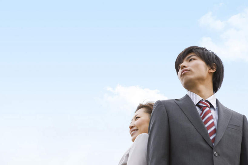 东方人,两个人,同事,商务人士,商务男性,商务女性,站,横图,室外,白天,仰视,衬衫,成功,合作,团队,集体,信心,亚洲,套装,云,云朵,云彩,注视,黄种人,队伍,蓝色,白色,灰色,白云,蓝天,天空,天,观察,看,靠,靠着,站着,晴朗,观看,察看,领导,成就,关注,商务装,合伙,领袖,工薪阶层,男人,男性,年轻男性,年轻女性,女人,女性,亚洲人,白领,上班族,晴空,站立,半身,彩图,低角度拍摄,衬衣
