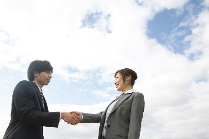 东方人,两个人,同事,商务人士,商务男性,商务女性,站,握手,横图,室外,白天,仰视,衬衫,成功,合作,团队,集体,信心,亚洲,套装,云,云朵,云彩,注视,黄种人,队伍,相视,蓝色,黑色,灰色,白云,蓝天,天空,天,观察,看,站着,面对面,晴朗,观看,对视,察看,领导,成就,关注,相对,商务装,合伙,领袖,工薪阶层,相看,男人,男性,年轻男性,年轻女性,女人,女性,亚洲人,白领,上班族,晴空,搀手,拉手,手搀手,手拉手,手牵手,手握手,站立,半身,彩图,低角度拍摄,衬衣