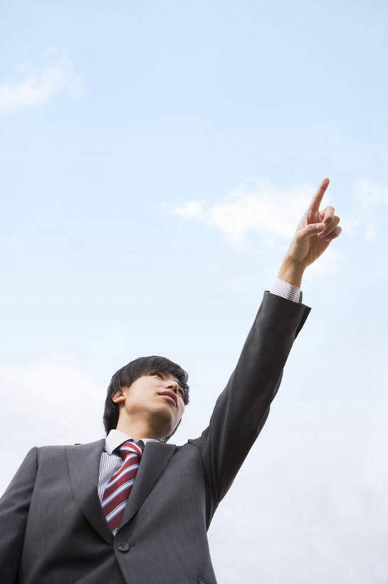 东方人,一个人,商务人士,商务男性,站,竖图,室外,白天,仰视,衬衫,亚洲,仅一个男性,仅一个人,握,指,套装,朦胧,模糊,云,云朵,云彩,注视,黄种人,仅一个年轻男性,蓝色,黑色,灰色,白云,蓝天,天空,天,观察,看,站着,晴朗,观看,察看,关注,商务装,工薪阶层,男人,男性,年轻男性,亚洲人,白领,上班族,晴空,站立,半身,彩图,低角度拍摄,衬衣