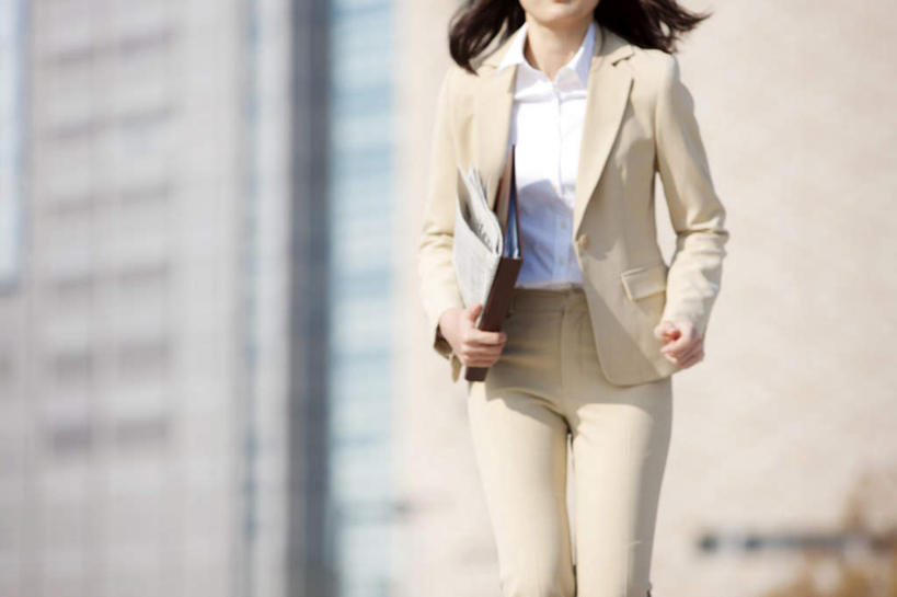 东方人,一个人,商务人士,商务女性,跳,横图,室外,白天,正面,亚洲,仅一个年轻女性,仅一个女性,仅一个人,握,阴影,套装,朦胧,模糊,光线,材料,档案,文件,影子,半空,拿,拿着,黄种人,阳光,资料,握着,文档,商务装,工薪阶层,年轻女性,女人,女性,亚洲人,白领,上班族,跳跃,半身,彩图