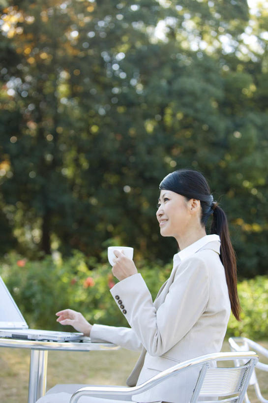 东方人,一个人,商务人士,商务女性,坐,笑,微笑,露齿笑,竖图,室外,白天,侧面,电脑,笔记本电脑,森林,树林,植物,桌面,桌子,杯子,椅子,金属制品,亚洲,仅一个女性,仅一个人,一张,握,套装,朦胧,模糊,网络,金属,瓷器,办公桌,木椅,咖啡杯,陶瓷制品,拿,拿着,注视,黄种人,通讯设备,树,树木,一个,绿色,白色,黑色,自然,观察,看,仅一个中年女性,握着,生长,单个,成长,观看,察看,无线,关注,瓷杯,通信设备,商务装,无线网络,无线上网,便携式电脑,工薪阶层,手提电脑,女人,女性,中年女性,亚洲人,长发,白领,上班族,坐着,半身,彩图