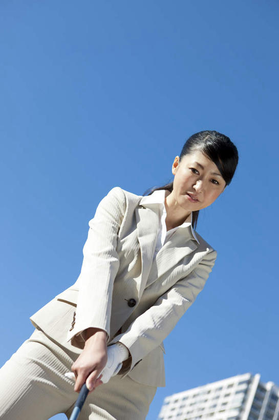 东方人,一个人,商务人士,商务女性,站,竖图,室外,白天,仰视,办公楼,金属制品,亚洲,仅一个女性,仅一个人,一座,握,套装,朦胧,模糊,金属,球杆,拿,拿着,注视,黄种人,一只,蓝色,白色,蓝天,天空,手套,天,观察,看,站着,仅一个中年女性,握着,晴朗,观看,察看,关注,商务装,工薪阶层,万里无云,女人,女性,中年女性,亚洲人,白领,上班族,晴空,晴空万里,站立,半身,彩图,低角度拍摄