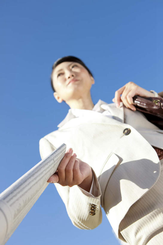 东方人,一个人,商务人士,商务女性,站,竖图,室外,白天,仰视,报纸,亚洲,仅一个女性,仅一个人,握,阴影,套装,朦胧,模糊,光线,信息,包,公文包,影子,褐色,拿,拿着,注视,黄种人,一只,蓝色,蓝天,天空,阳光,天,观察,看,站着,仅一个中年女性,握着,晴朗,公事包,观看,新闻,一份,察看,关注,商务装,工薪阶层,万里无云,女人,女性,中年女性,亚洲人,白领,上班族,晴空,晴空万里,站立,半身,彩图,低角度拍摄,报刊