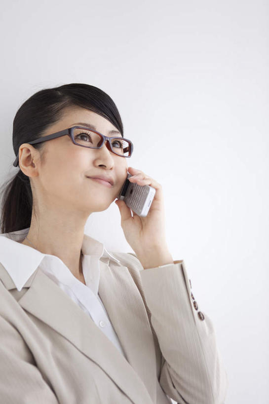 东方人,一个人,商务人士,商务女性,站,笑,打电话,微笑,露齿笑,竖图,室内,白天,白色背景,正面,电话,手机,亚洲,仅一个女性,仅一个人,一副,握,套装,朦胧,模糊,眼镜,拿,拿着,注视,黄种人,通讯设备,观察,看,站着,仅一个中年女性,握着,摄影,影棚,观看,察看,关注,商务装,近视眼镜,工薪阶层,交流,女人,女性,中年女性,亚洲人,白领,上班族,沟通,通话,站立,半身,彩图,影棚拍摄,拍摄