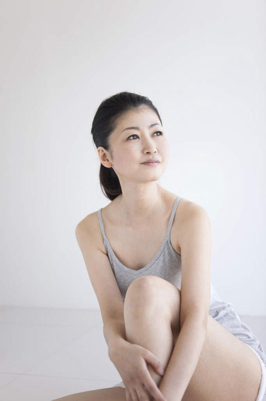 东方人,一个人,坐,盘腿,竖图,室内,白天,白色背景,正面,运动服,亚洲,仅一个女性,仅一个人,朦胧,模糊,注视,黄种人,灰色,观察,看,仅一个中年女性,摄影,影棚,抱膝,观看,察看,关注,女人,女性,中年女性,亚洲人,盘腿而坐,盘膝,盘着腿的,盘着腿坐,双腿交叉,坐着,半身,彩图,影棚拍摄,拍摄