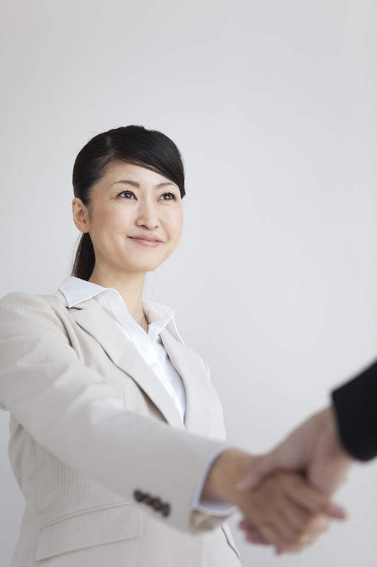 东方人,两个人,同事,商务人士,商务男性,商务女性,握手,竖图,室内,白天,白色背景,仰视,衬衫,成功,合作,团队,集体,信心,亚洲,套装,朦胧,模糊,注视,黄种人,队伍,白色,黑色,观察,看,摄影,影棚,观看,察看,领导,成就,关注,商务装,合伙,领袖,工薪阶层,男人,男性,年轻男性,年轻女性,女人,女性,亚洲人,白领,上班族,搀手,拉手,手搀手,手拉手,手牵手,手握手,半身,彩图,低角度拍摄,影棚拍摄,衬衣,拍摄