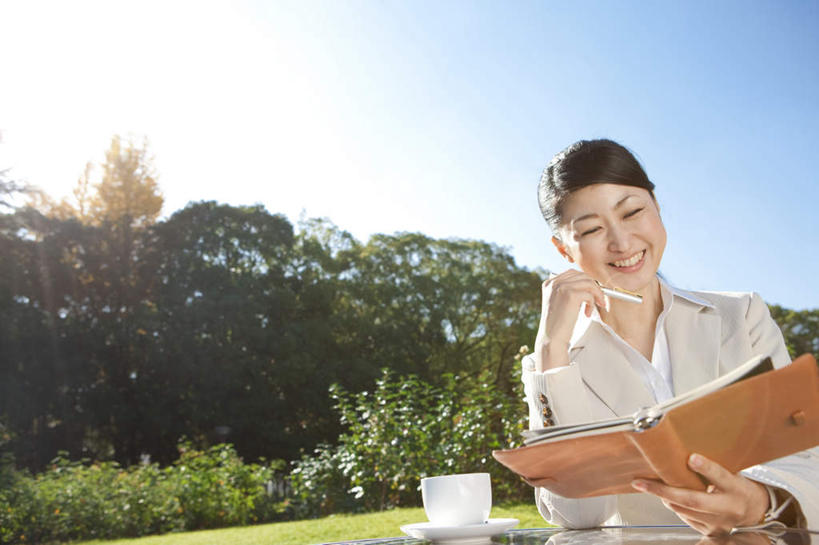 东方人,一个人,商务人士,商务女性,坐,笑,微笑,露齿笑,横图,室外,白天,仰视,草地,草坪,树林,植物,餐桌,桌面,桌子,杯子,餐具,亚洲,仅一个女性,仅一个人,握,阴影,套装,光线,笔,瓷器,碟子,盘,影子,办公用品,记事本,咖啡杯,陶瓷制品,拿,拿着,注视,黄种人,文具,草,树,树木,蓝色,绿色,蓝天,天空,阳光,自然,本子,笔记本,盘子,学习用品,碟,天,观察,看,仅一个中年女性,握着,生长,晴朗,成长,餐台,观看,文具用品,察看,关注,瓷杯,商务装,工薪阶层,万里无云,女人,女性,中年女性,亚洲人,白领,上班族,晴空,晴空万里,坐着,半身,彩图,低角度拍摄