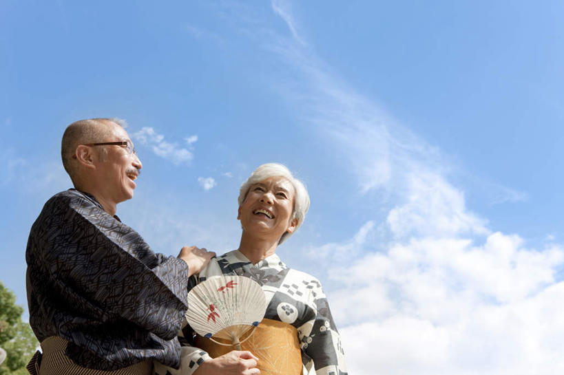 东方人,两个人,夫妻,站,笑,微笑,露齿笑,横图,室外,白天,仰视,民族服装,爱情,植物,亚洲,一把,握,和服,扇子,眼镜,折扇,纸扇,云,云朵,浪漫,清凉,拿,云彩,拿着,注视,黄种人,凉爽,文化,树,树木,蓝色,绿色,白色,白云,蓝天,天空,自然,天,观察,看,站着,恩爱,握着,恋人,服饰,生长,晴朗,成长,观看,察看,关注,近视眼镜,吴服,唐草,唐花,唐锦,撒扇,老年男性,老年女性,男人,男性,女人,女性,亚洲人,夫妇,情侣,晴空,站立,半身,彩图,低角度拍摄,传统服装,民俗服,伴侣,传统文化