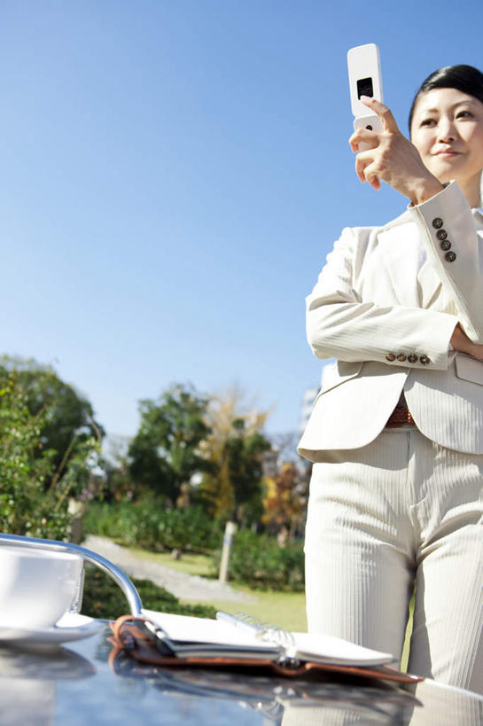 东方人,一个人,商务人士,商务女性,站,打电话,竖图,室外,白天,仰视,树林,植物,餐桌,桌面,桌子,杯子,餐具,电话,手机,亚洲,仅一个女性,仅一个人,一本,握,阴影,套装,朦胧,模糊,光线,瓷器,碟子,盘,影子,记事本,咖啡杯,陶瓷制品,拿,拿着,注视,黄种人,通讯设备,树,树木,一只,蓝色,绿色,白色,蓝天,天空,阳光,自然,本子,笔记本,盘子,碟,天,观察,看,站着,仅一个中年女性,握着,生长,晴朗,成长,餐台,观看,察看,关注,瓷杯,商务装,工薪阶层,万里无云,一部,交流,女人,女性,中年女性,亚洲人,白领,上班族,晴空,晴空万里,沟通,通话,站立,半身,彩图,低角度拍摄