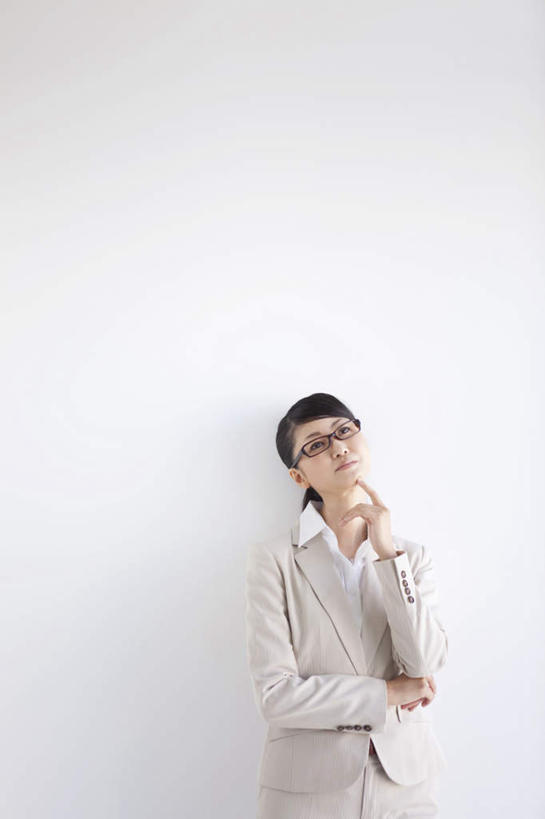 东方人,一个人,商务人士,商务女性,站,竖图,室内,白天,白色背景,正面,亚洲,仅一个女性,仅一个人,撑,套装,朦胧,模糊,眼镜,托腮,注视,黄种人,观察,看,托,站着,仅一个中年女性,思考,摄影,影棚,观看,察看,关注,托下巴,商务装,近视眼镜,工薪阶层,思虑,女人,女性,中年女性,亚洲人,白领,上班族,站立,半身,彩图,影棚拍摄,拍摄