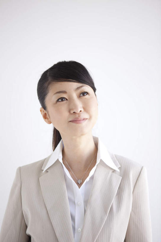 东方人,一个人,商务人士,商务女性,站,竖图,室内,白天,白色背景,正面,亚洲,仅一个女性,仅一个人,套装,朦胧,模糊,注视,黄种人,观察,看,站着,仅一个中年女性,摄影,影棚,观看,察看,关注,商务装,工薪阶层,女人,女性,中年女性,亚洲人,白领,上班族,站立,半身,彩图,影棚拍摄,拍摄
