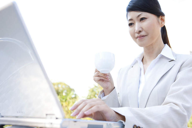 东方人,一个人,商务人士,商务女性,坐,横图,俯视,室外,白天,电脑,笔记本电脑,树林,植物,杯子,亚洲,仅一个女性,仅一个人,握,套装,朦胧,模糊,网络,瓷器,咖啡杯,陶瓷制品,拿,拿着,注视,黄种人,通讯设备,树,树木,一只,绿色,白色,自然,观察,看,仅一个中年女性,握着,生长,成长,观看,察看,无线,操作,关注,瓷杯,通信设备,商务装,无线网络,无线上网,便携式电脑,工薪阶层,手提电脑,女人,女性,中年女性,亚洲人,白领,上班族,坐着,半身,彩图,高角度拍摄