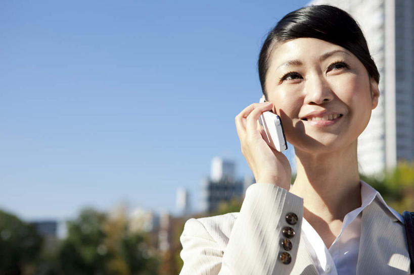 东方人,脸,头,脸颊,一个人,商务人士,商务女性,高楼大厦,笑,打电话,微笑,露齿笑,横图,室外,特写,白天,仰视,度假,美景,树林,植物,城市风光,标志建筑,城市,大厦,地标,建筑,摩天大楼,电话,手机,亚洲,仅一个女性,仅一个人,握,套装,朦胧,模糊,景观,拿,拿着,注视,黄种人,娱乐,通讯设备,建设,肩膀,树,树木,蓝色,绿色,蓝天,天空,自然,天,观察,看,仅一个中年女性,享受,休闲,景色,放松,握着,生长,晴朗,成长,观看,察看,关注,商务装,工薪阶层,万里无云,交流,女人,女性,中年女性,亚洲人,头部,脸部,脸蛋,面部,白领,上班族,晴空,晴空万里,沟通,通话,半身,彩图,低角度拍摄,大楼,高层建筑,高楼,摩天楼