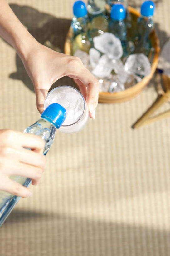 东方人,一个人,竖图,俯视,室内,特写,白天,水,杯子,亚洲,仅一个男性,仅一个人,握,阴影,朦胧,模糊,光线,罐子,篮子,液体,影子,水滴,拿,拿着,黄种人,玻璃制品,仅一个年轻男性,阳光,玻璃瓶,瓶子,水杯,握着,竹编,男人,男性,年轻男性,亚洲人,玻璃杯,半身,彩图,高角度拍摄