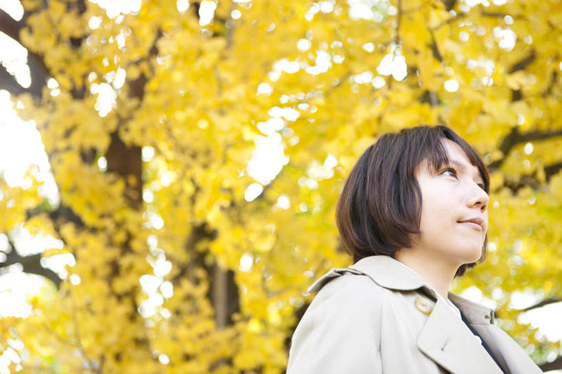 东方人,脸,头,脸颊,一个人,商务人士,商务女性,站,笑,微笑,横图,室外,特写,白天,仰视,秋季,植物,叶子,亚洲,仅一个年轻女性,仅一个女性,仅一个人,阴影,套装,光线,影子,枯叶,落叶,黄种人,肩膀,树,树木,黄色,蓝色,绿色,蓝天,天空,阳光,自然,天,站着,生长,晴朗,成长,商务装,工薪阶层,万里无云,中国梧桐,青桐,桐麻,年轻女性,女人,女性,亚洲人,头部,脸部,脸蛋,面部,白领,上班族,叶,叶片,晴空,晴空万里,秋,秋天,站立,半身,彩图,低角度拍摄