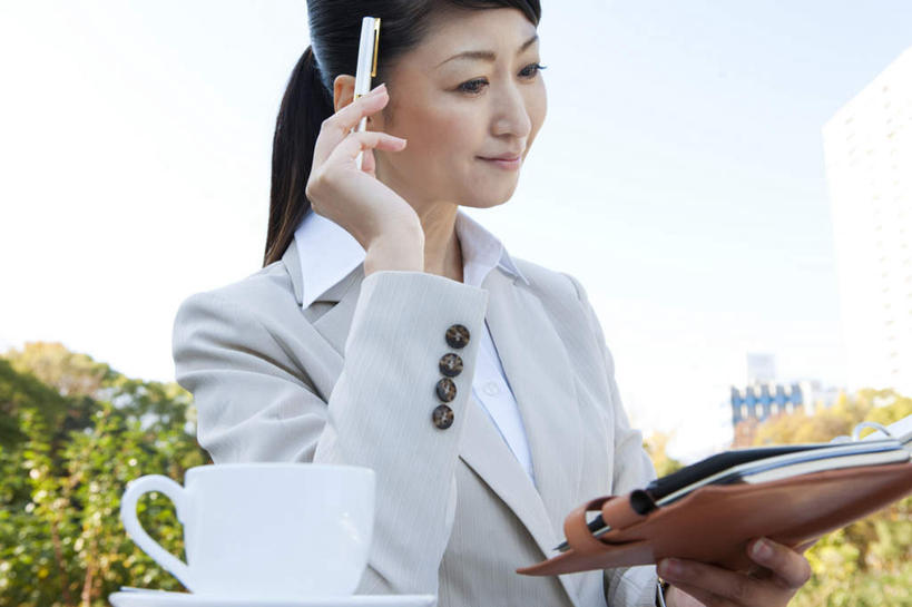 咖啡,东方人,一个人,坐,捧,笑,微笑,横图,室外,白天,仰视,幸福,植物,杯子,亚洲,仅一个女性,仅一个人,阴影,光线,笔,瓷器,影子,办公用品,记事本,咖啡杯,陶瓷制品,一杯,黄种人,娱乐,文具,树,树木,饮料,一个,蓝色,绿色,白色,黑色,蓝天,天空,阳光,自然,本子,笔记本,学习用品,天,仅一个中年女性,享受,休闲,思考,温馨,辫子,放松,乐趣,生长,晴朗,单个,成长,文具用品,一支,提神,舒适,瓷杯,醒脑,万里无云,软饮料,思虑,女人,女性,中年女性,亚洲人,长发,晴空,晴空万里,端,端着,捧着,手捧,坐着,半身,彩图,低角度拍摄