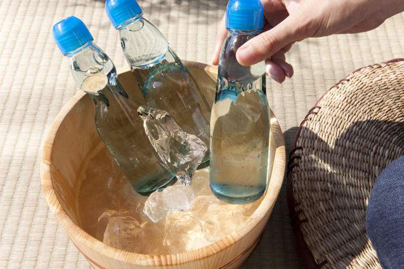 东方人,一个人,横图,俯视,室内,特写,白天,水,亚洲,仅一个年轻女性,仅一个女性,仅一个人,五个,许多,握,阴影,透明,光线,影子,冰,冰块,水瓶,榻榻米,拿,拿着,黄种人,饮用水,冷冻,阳光,瓶子,塑料制品,竹篮,塑料瓶,寒冷,握着,冷藏,冰冷,放置,搁置,安排,保鲜,年轻女性,女人,女性,亚洲人,半身,彩图,高角度拍摄