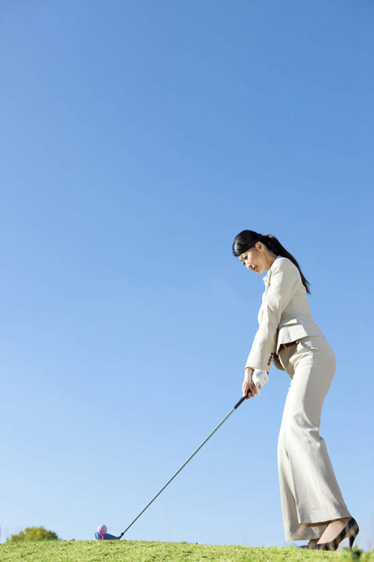 东方人,一个人,商务人士,商务女性,站,举,竖图,室外,白天,仰视,草地,草坪,植物,金属制品,亚洲,仅一个女性,仅一个人,一把,握,阴影,套装,朦胧,模糊,光线,金属,高尔夫,高尔夫球,影子,拿,拿着,黄种人,草,蓝色,绿色,黑色,蓝天,天空,阳光,天,站着,仅一个中年女性,辫子,握着,晴朗,高尔夫球杆,商务装,工薪阶层,高尔夫运动,高尔夫球具,万里无云,女人,女性,中年女性,亚洲人,长发,白领,上班族,晴空,晴空万里,站立,彩图,低角度拍摄,全身