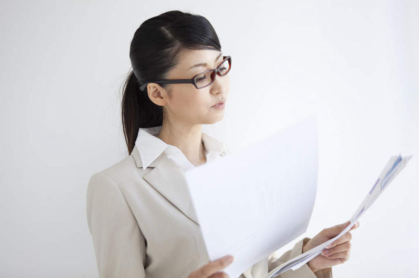 东方人,一个人,商务人士,商务女性,站,横图,室内,白天,白色背景,正面,亚洲,仅一个女性,仅一个人,许多,戴,握,套装,朦胧,模糊,材料,档案,文件,眼镜,拿,拿着,注视,黄种人,白色,黑色,资料,观察,看,站着,仅一个中年女性,辫子,握着,摄影,影棚,观看,仔细,戴着,察看,挑选,关注,文档,商务装,选择,近视眼镜,工薪阶层,细心,细致,采选,遴选,筛选,挑拣,挑撰,认真,女人,女性,中年女性,亚洲人,长发,白领,上班族,站立,半身,彩图,影棚拍摄,拍摄