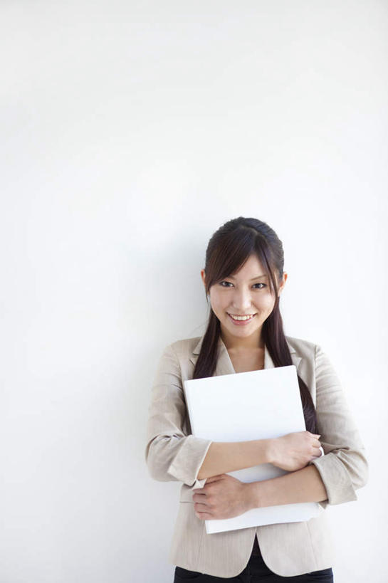 东方人,一个人,商务人士,商务女性,站,捧,笑,微笑,露齿笑,竖图,室内,白天,白色背景,正面,亚洲,仅一个年轻女性,仅一个女性,仅一个人,套装,朦胧,模糊,材料,档案,文件,文件夹,注视,黄种人,一个,白色,黑色,资料,观察,看,靠,靠着,站着,摄影,影棚,单个,观看,察看,关注,文档,商务装,工薪阶层,年轻女性,女人,女性,亚洲人,长发,白领,上班族,端,端着,捧着,手捧,站立,半身,彩图,影棚拍摄,拍摄