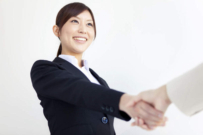 东方人,两个人,同事,商务人士,商务男性,商务女性,站,握手,笑,微笑,露齿笑,横图,室内,白天,白色背景,仰视,衬衫,成功,合作,团队,集体,信心,亚洲,套装,注视,黄种人,队伍,黑色,观察,看,站着,辫子,摄影,影棚,观看,察看,领导,成就,关注,商务装,合伙,领袖,工薪阶层,男人,男性,年轻男性,年轻女性,女人,女性,亚洲人,长发,白领,上班族,搀手,拉手,手搀手,手拉手,手牵手,手握手,站立,半身,彩图,低角度拍摄,影棚拍摄,衬衣,拍摄