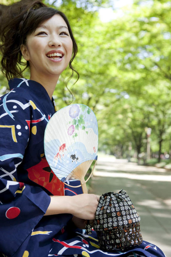 东方人,一个人,坐,笑,微笑,露齿笑,竖图,室外,白天,侧面,民族服装,购物,消费,植物,道路,路,袋子,亚洲,仅一个年轻女性,仅一个女性,仅一个人,一排,握,阴影,和服,朦胧,模糊,整齐,光线,包装袋,扇子,手提袋,影子,折扇,纸扇,小路,购物袋,交通,清凉,拿,拿着,扭头,注视,黄种人,凉爽,文化,穿,树,树木,排列,一个,黄色,红色,蓝色,绿色,蓝天,天空,阳光,自然,天,观察,看,转头,握着,金融,服饰,生长,晴朗,单个,成长,观看,察看,穿着,队列,购买,关注,贸易,吴服,万里无云,唐草,唐花,唐锦,撒扇,年轻女性,女人,女性,亚洲人,晴空,晴空万里,坐着,半身,彩图,传统服装,民俗服,传统文化