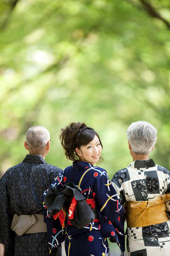 东方人,三个人,家庭,夫妻,母亲,父亲,女儿,走,笑,微笑,露齿笑,竖图,室外,白天,民族服装,爱情,植物,亚洲,阴影,和服,朦胧,模糊,光线,影子,浪漫,扭头,注视,黄种人,穿,树,树木,背面,绿色,阳光,自然,观察,看,靠,靠着,转头,温暖,温馨,父女,母女,三口之家,一家人,恩爱,父爱,母爱,恋人,服饰,生长,成长,观看,和睦,察看,穿着,关注,吴服,唐草,唐花,唐锦,老年男性,老年女性,男人,男性,年轻女性,女人,女性,亚洲人,年轻人,夫妇,情侣,步行,散步,走路,半身,彩图,传统服装,民俗服,伴侣,融洽