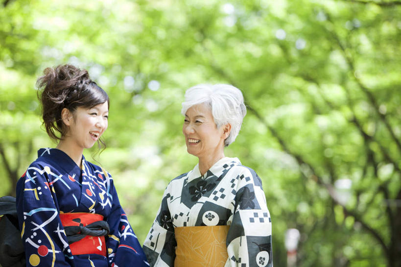 东方人,两个人,家庭,母亲,女儿,站,笑,说,微笑,露齿笑,横图,室外,白天,正面,民族服装,讨论,树林,植物,亚洲,和服,朦胧,模糊,光线,注视,黄种人,树,树木,绿色,阳光,自然,观察,看,站着,温暖,温馨,母女,一家人,母爱,服饰,生长,成长,观看,和睦,察看,关注,吴服,唐草,唐花,唐锦,交流,老年女性,年轻女性,女人,女性,亚洲人,沟通,讲话,交谈,商讨,说话,谈话,站立,半身,彩图,传统服装,民俗服,融洽