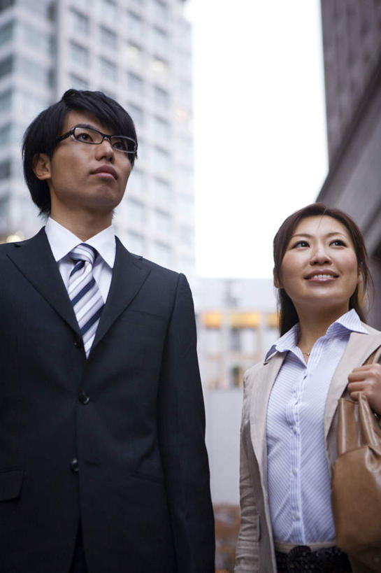 东方人,两个人,同事,商务人士,商务男性,商务女性,高楼大厦,站,笑,微笑,露齿笑,竖图,室外,白天,仰视,衬衫,成功,合作,团队,集体,信心,楼梯,大厦,道路,建筑,路,摩天大楼,公路,亚洲,套装,包,皮包,眼镜,阶梯,交通,注视,黄种人,队伍,墙壁,台阶,扶,观察,看,站着,观看,单肩包,察看,领导,成就,关注,商务装,合伙,领袖,近视眼镜,工薪阶层,男人,男性,年轻男性,年轻女性,女人,女性,亚洲人,白领,上班族,马路,站立,半身,彩图,低角度拍摄,衬衣,大楼,高层建筑,高楼,摩天楼