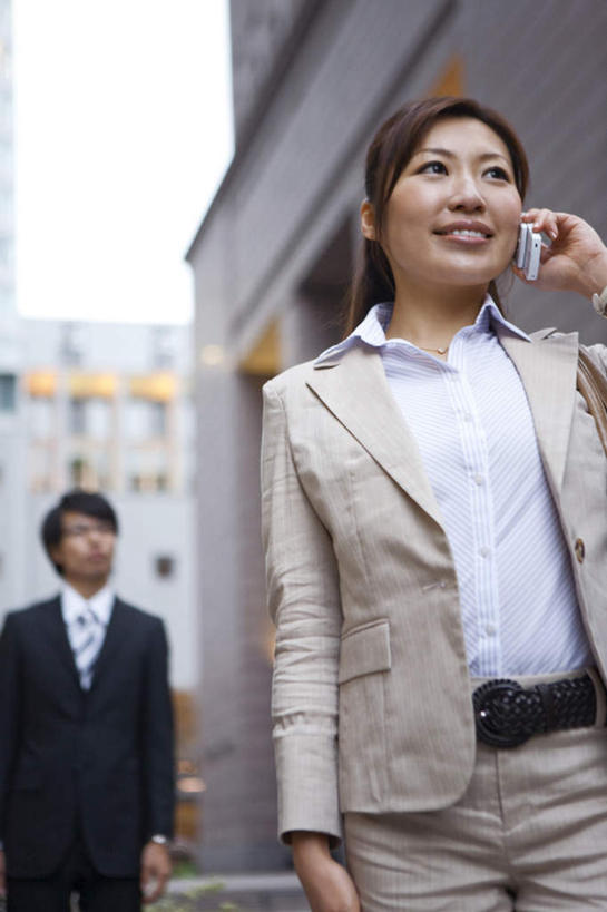 东方人,两个人,同事,商务人士,商务男性,商务女性,高楼大厦,站,笑,打电话,微笑,露齿笑,竖图,室外,白天,仰视,衬衫,成功,合作,团队,集体,信心,楼梯,大厦,道路,建筑,路,摩天大楼,公路,电话,手机,亚洲,套装,朦胧,模糊,包,皮包,眼镜,阶梯,交通,拿,拿着,注视,黄种人,通讯设备,队伍,墙壁,台阶,扶,观察,看,站着,观看,单肩包,察看,领导,成就,关注,商务装,合伙,领袖,近视眼镜,工薪阶层,交流,男人,男性,年轻男性,年轻女性,女人,女性,亚洲人,白领,上班族,马路,沟通,通话,站立,半身,彩图,低角度拍摄,衬衣,大楼,高层建筑,高楼,摩天楼