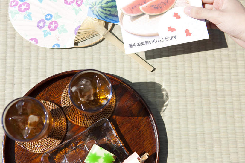 东方人,手,一个人,坐,横图,俯视,室内,特写,白天,幸福,茶,杯子,托盘,亚洲,仅一个年轻女性,仅一个女性,仅一个人,扇子,席子,茶叶,贺卡,两杯,清凉,拿,拿着,黄种人,凉爽,文化,娱乐,玻璃制品,水杯,享受,休闲,温馨,手部,放松,乐趣,大麦茶,提神,舒适,醒脑,年轻女性,女人,女性,亚洲人,玻璃杯,坐着,半身,彩图,高角度拍摄,传统文化