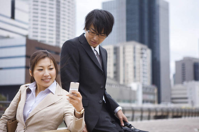 东方人,背,两个人,同事,商务人士,商务男性,商务女性,高楼大厦,站,坐,笑,微笑,露齿笑,横图,室外,白天,正面,衬衫,成功,合作,团队,集体,信心,大厦,建筑,摩天大楼,手机,亚洲,套装,朦胧,模糊,包,皮包,眼镜,拿,拿着,注视,黄种人,队伍,天空,天,观察,看,站着,观看,单肩包,察看,领导,成就,关注,商务装,合伙,领袖,近视眼镜,工薪阶层,男人,男性,年轻男性,年轻女性,女人,女性,亚洲人,白领,上班族,站立,坐着,半身,彩图,衬衣,大楼,高层建筑,高楼,摩天楼