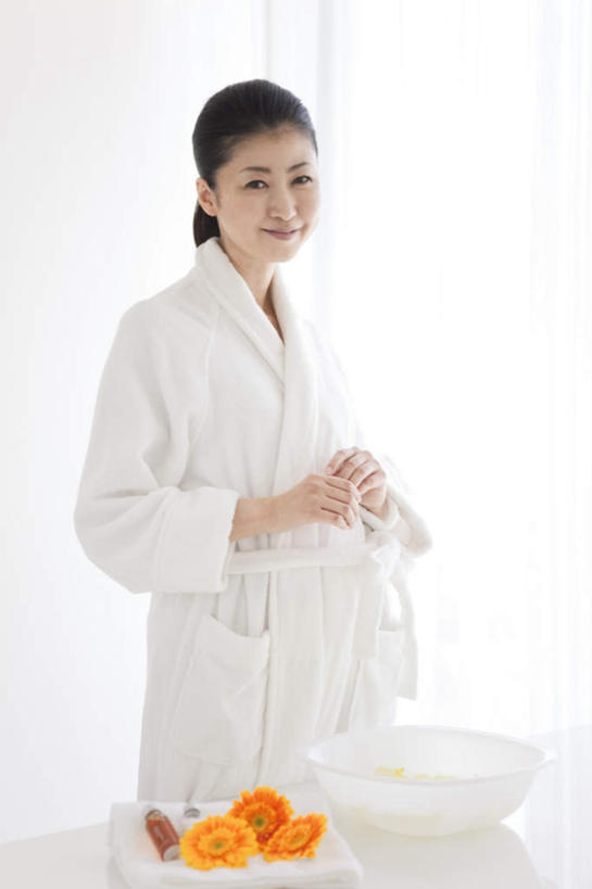 东方人,一个人,站,笑,摸,微笑,竖图,室内,白天,正面,浴袍,桌子,亚洲,仅一个年轻女性,仅一个女性,仅一个人,抚摸,盆子,注视,黄种人,娱乐,白色,观察,看,站着,享受,橙色,菊花,放松,观看,察看,关注,年轻女性,女人,女性,亚洲人,触摸,接触,站立,半身,彩图,汤帷子,浴衣