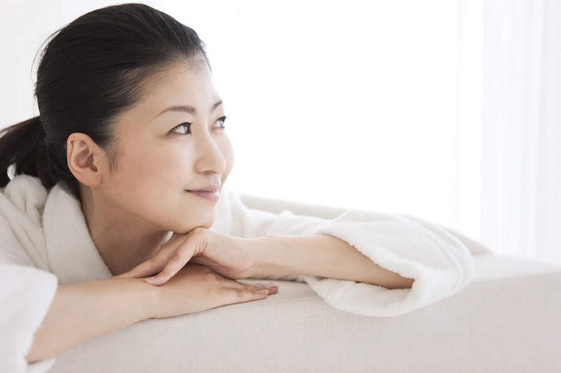 东方人,脸,头,脸颊,一个人,笑,微笑,横图,室内,特写,白天,正面,浴袍,桌子,亚洲,仅一个年轻女性,仅一个女性,仅一个人,撑,朦胧,模糊,托腮,注视,黄种人,娱乐,肩膀,白色,观察,看,趴着,托,享受,放松,观看,察看,关注,托下巴,年轻女性,女人,女性,亚洲人,头部,脸部,脸蛋,面部,趴,半身,彩图,汤帷子,浴衣