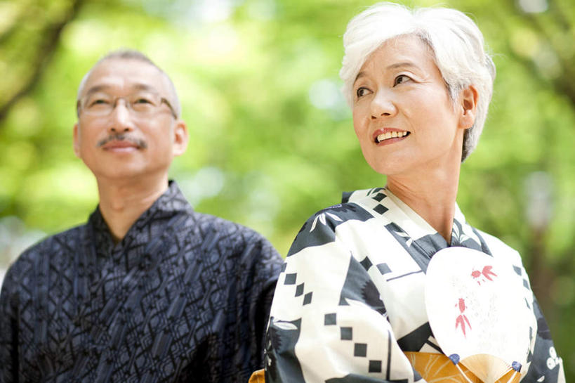 东方人,头发,两个人,家庭,站,笑,微笑,露齿笑,横图,室外,白天,正面,民族服装,爱情,树林,植物,亚洲,握,阴影,花纹,和服,朦胧,模糊,光线,扇子,图案,眼镜,影子,清凉,注视,黄种人,凉爽,文化,树,树木,绿色,白色,阳光,自然,观察,看,站着,温暖,温馨,一家人,握着,摇,服饰,生长,成长,观看,和睦,察看,关注,吴服,唐草,唐花,唐锦,老年男性,老年女性,男人,男性,女人,女性,亚洲人,站立,半身,彩图,传统服装,民俗服,融洽,传统文化