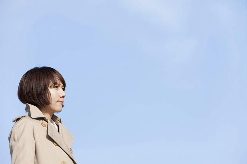 东方人,一个人,商务人士,商务女性,横图,室外,白天,仰视,亚洲,仅一个年轻女性,仅一个女性,仅一个人,阴影,套装,光线,影子,云,云朵,云彩,注视,黄种人,蓝色,白云,蓝天,天空,阳光,天,观察,看,晴朗,观看,察看,关注,商务装,工薪阶层,年轻女性,女人,女性,亚洲人,白领,上班族,晴空,半身,彩图,低角度拍摄